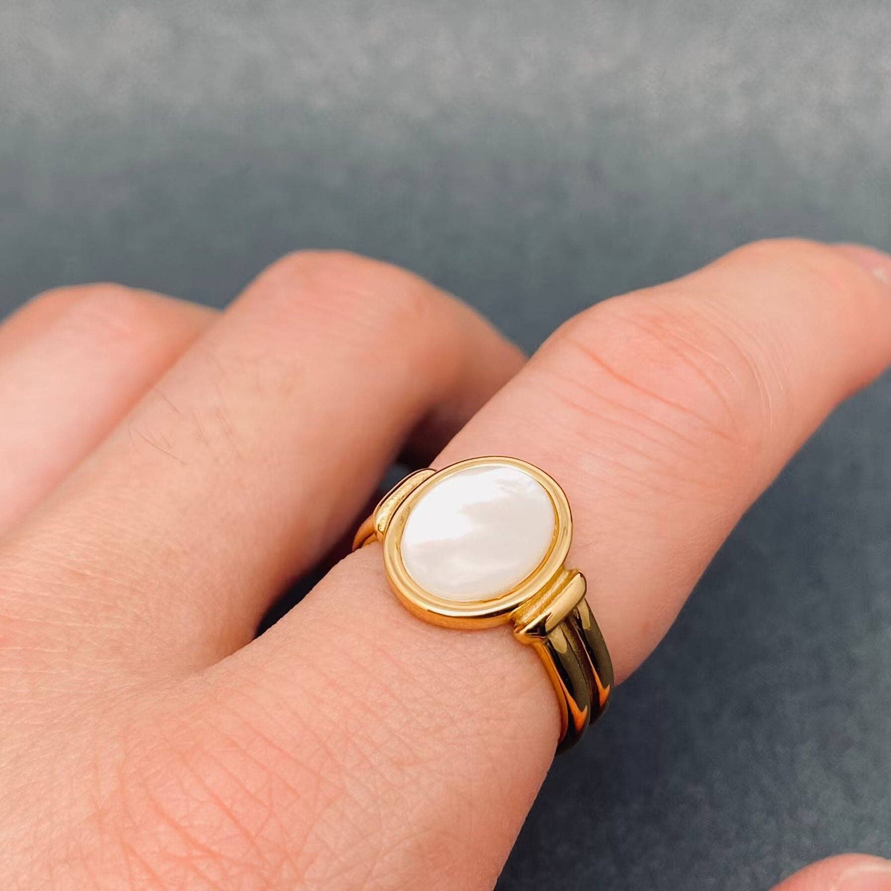 Inlaid Oval Shell 18K Gold Plated Stainless Steel Ring - FGS