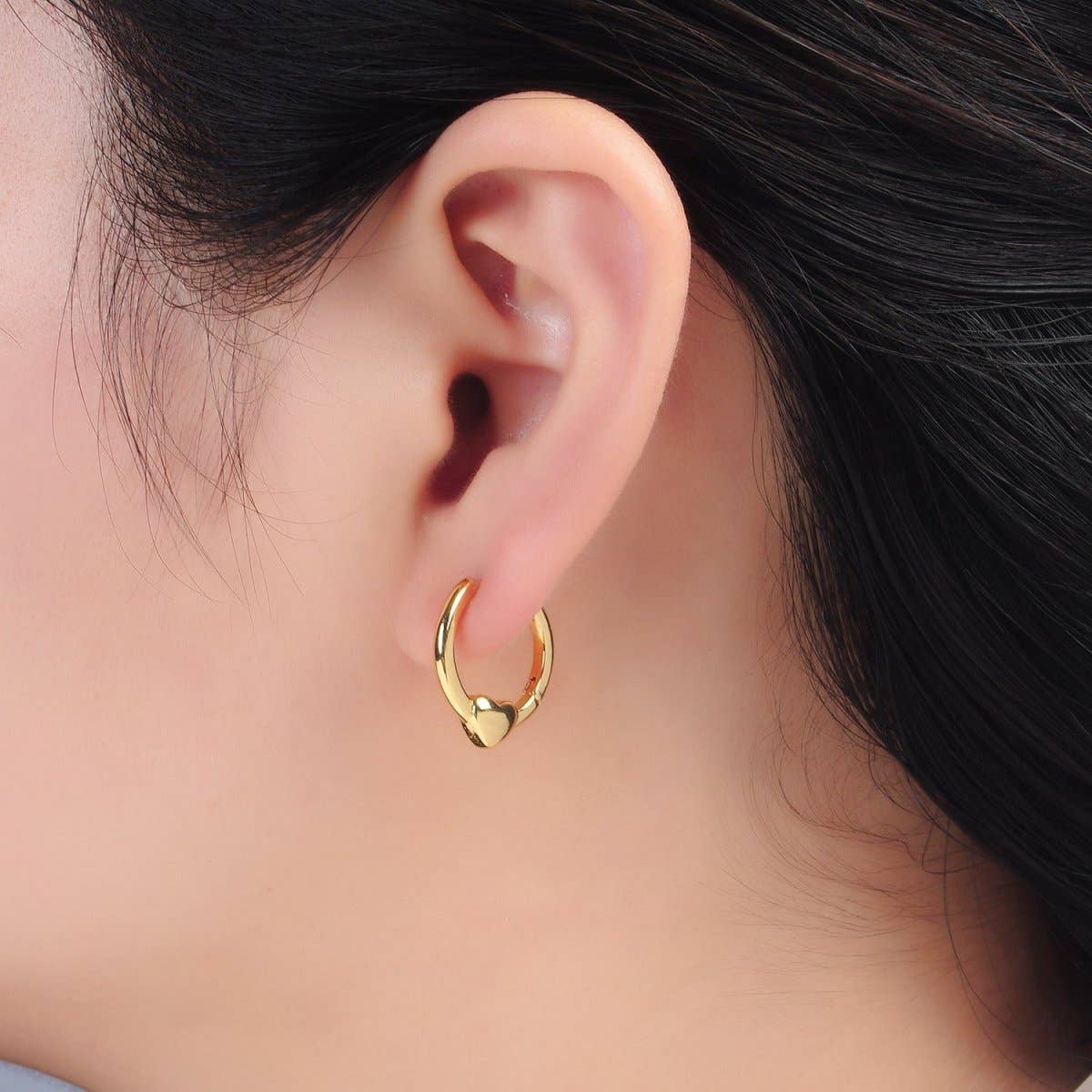 24K Gold Filled 18mm Heart Minimalist Huggie Earrings | Q492