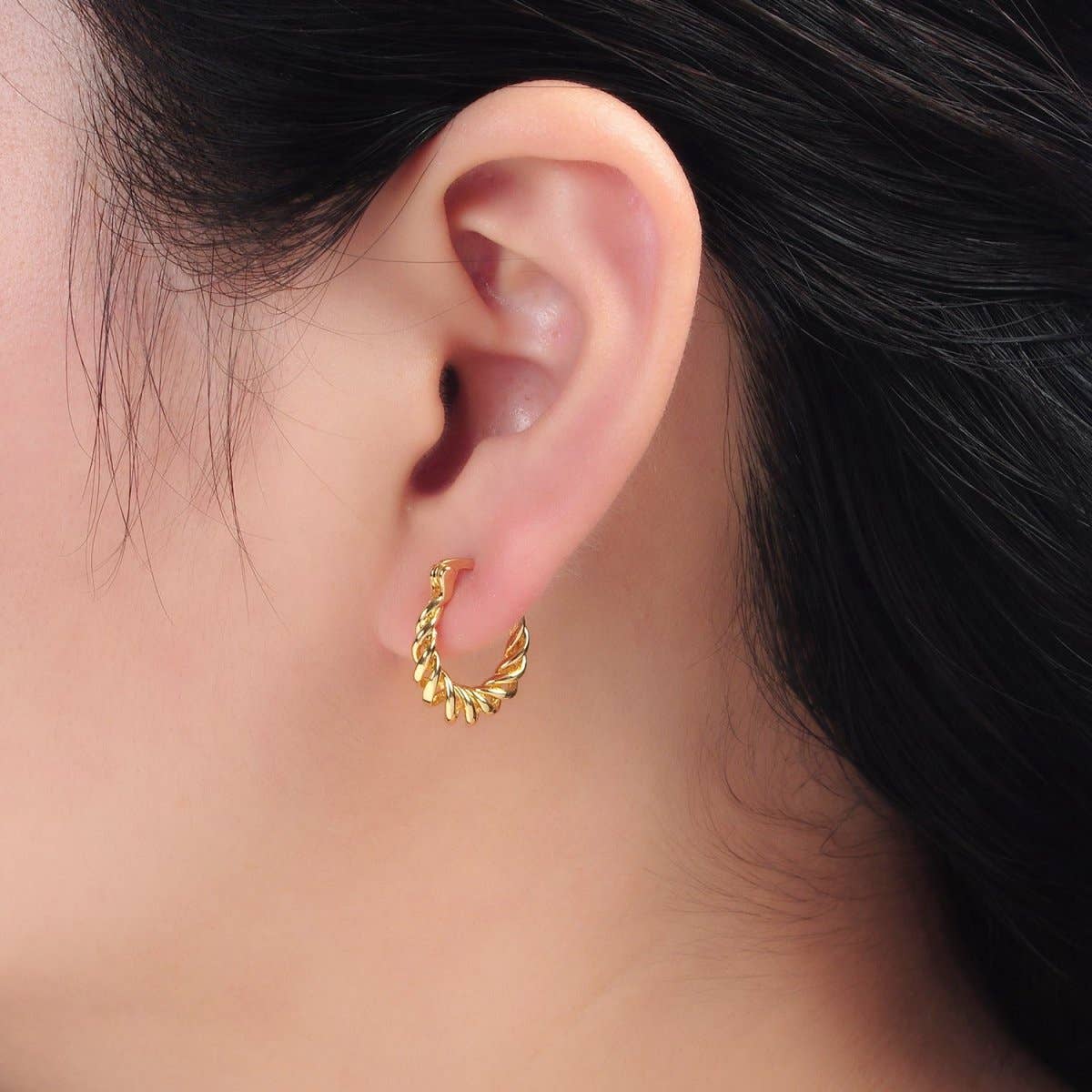24K Gold Filled 18mm Twisted Rope Minimalist Latch Hoop Earrings | T095