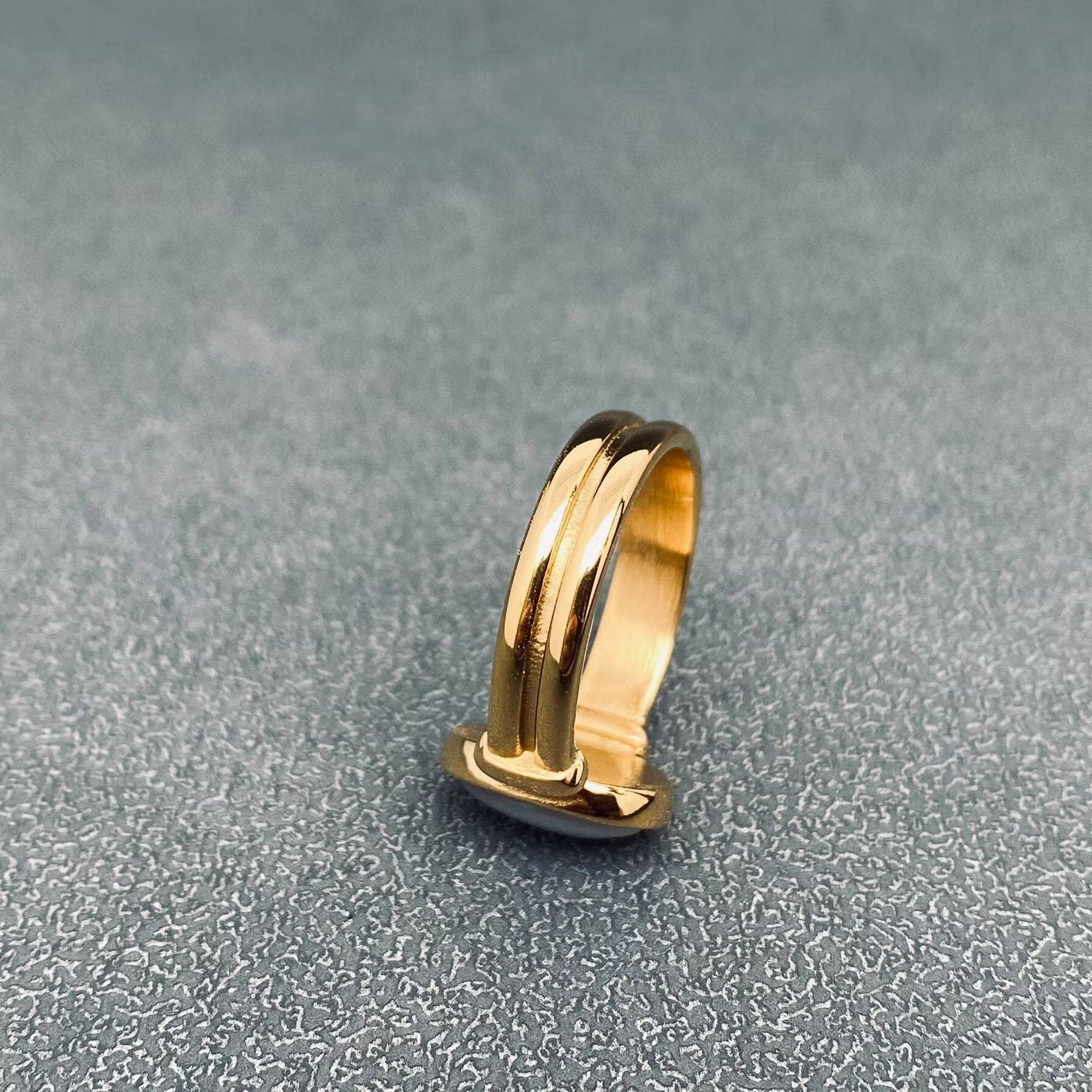 Inlaid Oval Shell 18K Gold Plated Stainless Steel Ring - FGS